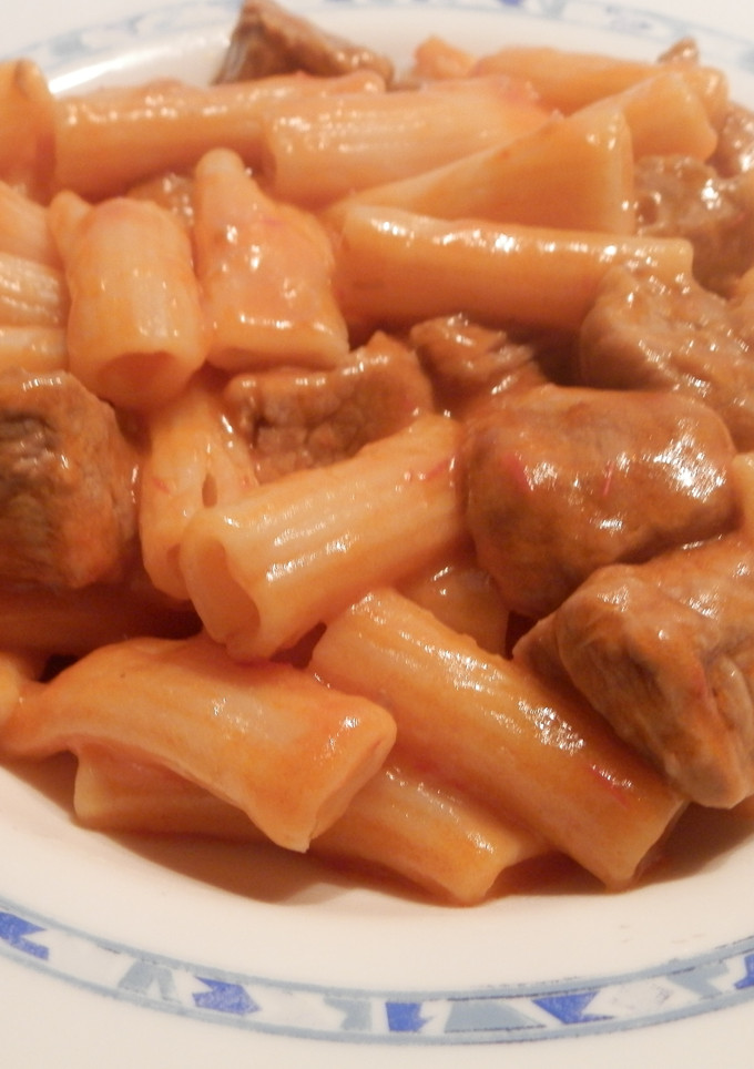 Una foto de Macarrones con carne en salsa de tomate