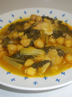 Una foto de Garbanzos caldosos con pollo y acelgas