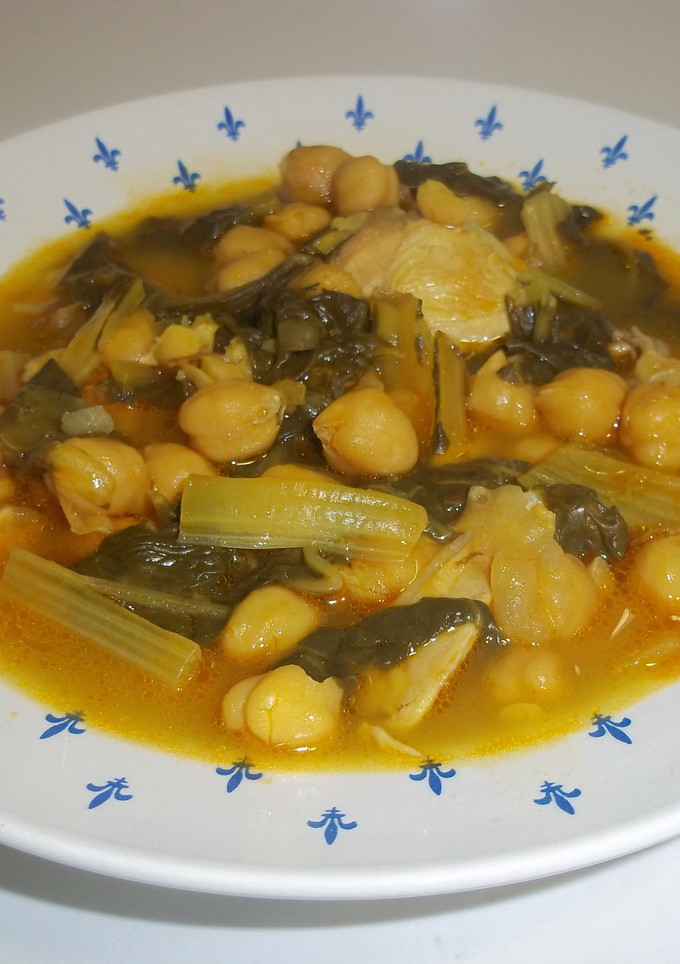 Una foto de Garbanzos caldosos con pollo y acelgas