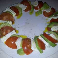 Una foto de Ensalada espiral de aguacate, tomate y queso fresco.