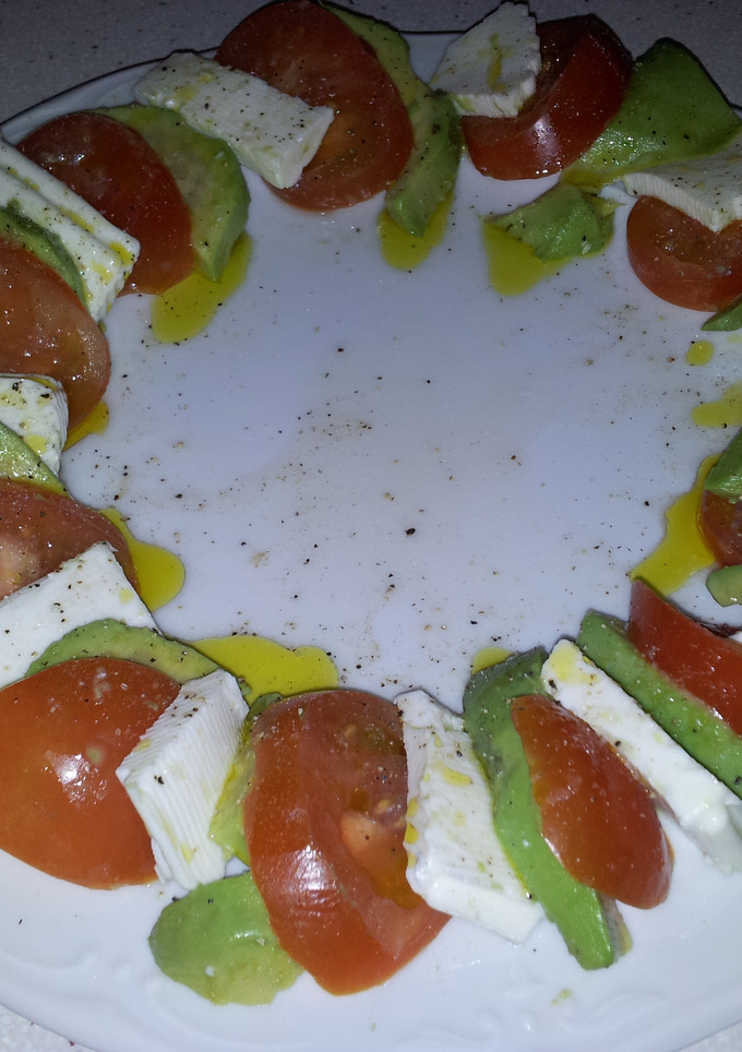 Una foto de Ensalada espiral de aguacate, tomate y queso fresco.