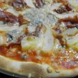 Pizza de gorgonzola y jamón con piña