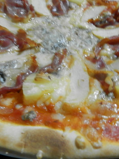 Una foto de Pizza de gorgonzola y jamón con piña
