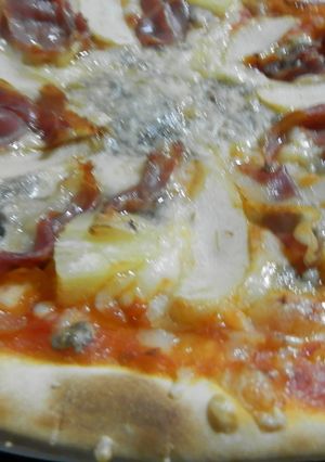 Una foto de Pizza de gorgonzola y jamón con piña