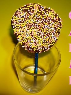 Una foto de Piruletas de chocolate multicolores caseras