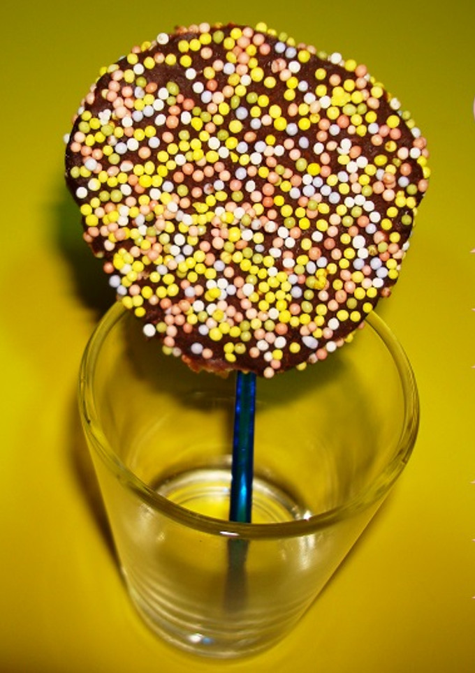 Una foto de Piruletas de chocolate multicolores caseras