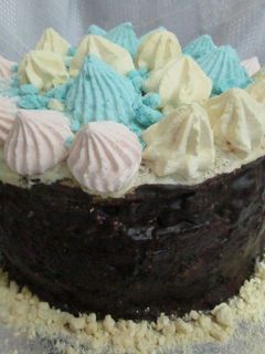 Una foto de Tarta con merengues de colores y sabores