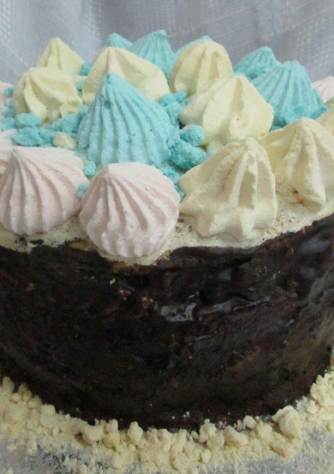 Una foto de Tarta con merengues de colores y sabores