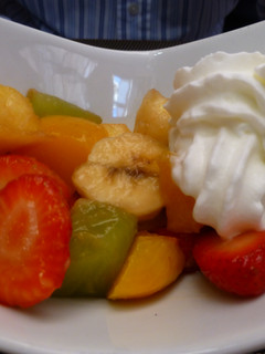 Una foto de Macedonia de fruta con nata