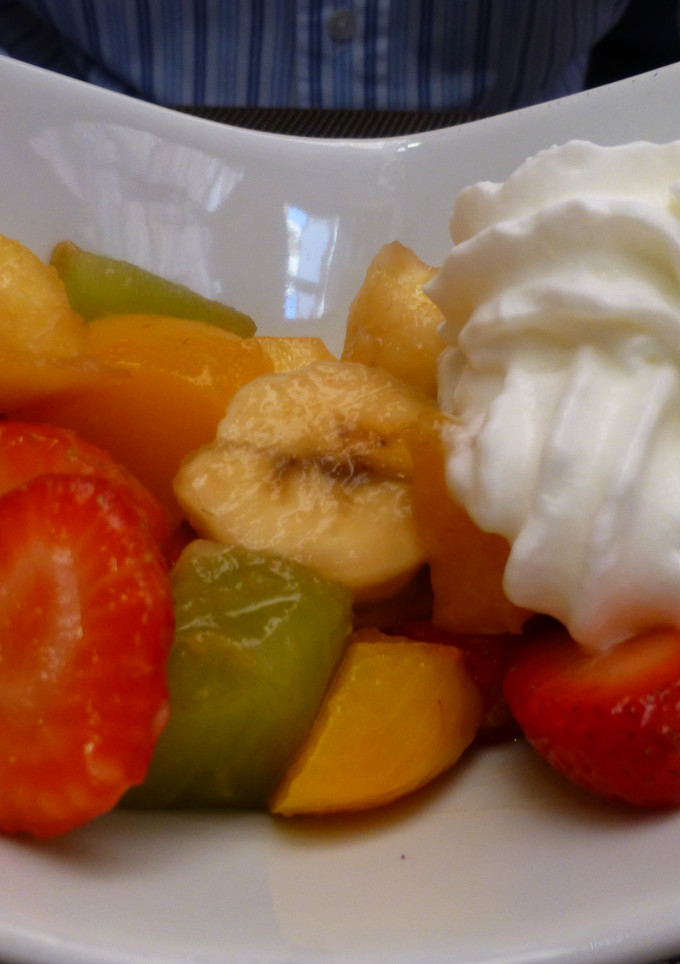 Una foto de Macedonia de fruta con nata