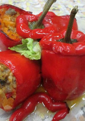 Una foto de Pimientos rellenos de vegetales y queso fresco