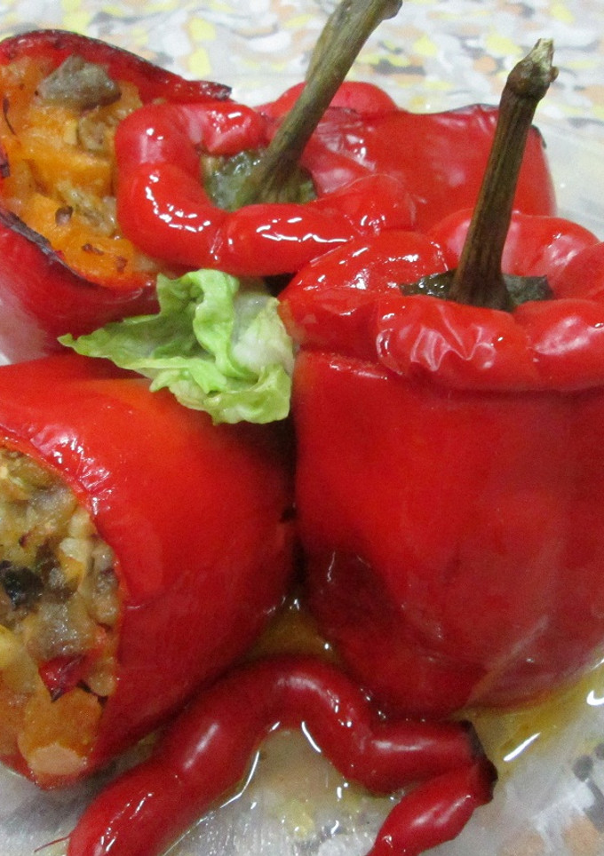 Una foto de Pimientos rellenos de vegetales y queso fresco