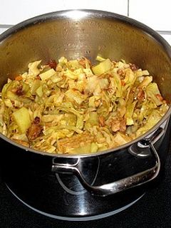 Una foto de Chucrut con patatas y bacalao