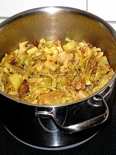 Una foto de Chucrut con patatas y bacalao