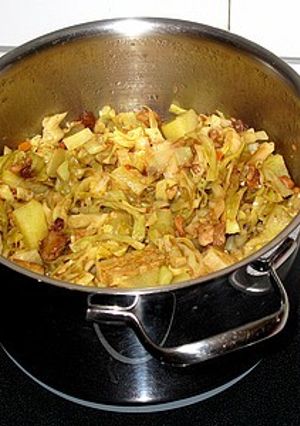 Una foto de Chucrut con patatas y bacalao