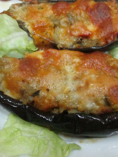 Una foto de Berenjenas rellenas de vegetales y quesos variados
