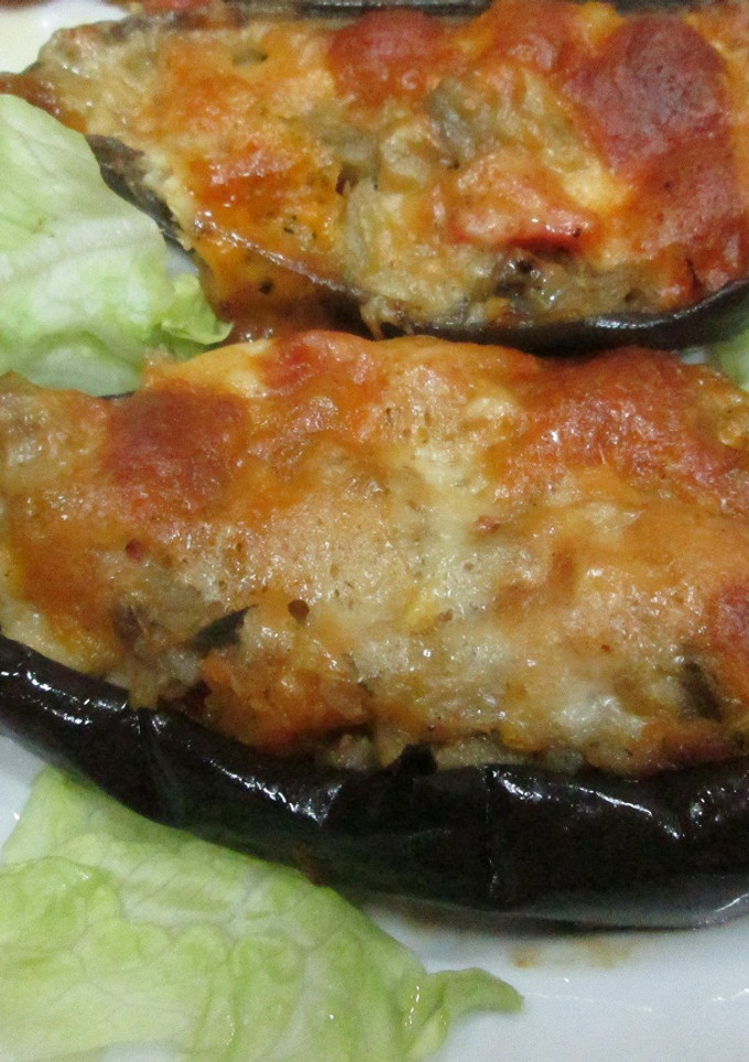 Una foto de Berenjenas rellenas de vegetales y quesos variados