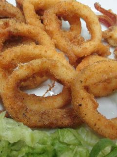 Una foto de Calamares rebozados en harina de maíz blanco y pimentón dulce