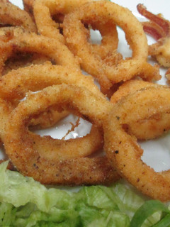 Una foto de Calamares rebozados en harina de maíz blanco y pimentón dulce