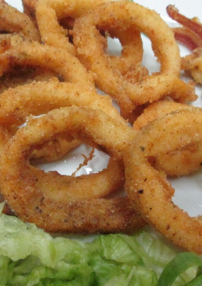 Una foto de Calamares rebozados en harina de maíz blanco y pimentón dulce