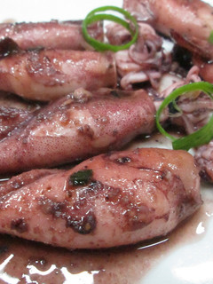 Una foto de Chipirones al vino rosado rellenos de ajo y cebolleta