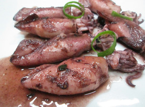 Foto principal de Chipirones al vino rosado rellenos de ajo y cebolleta