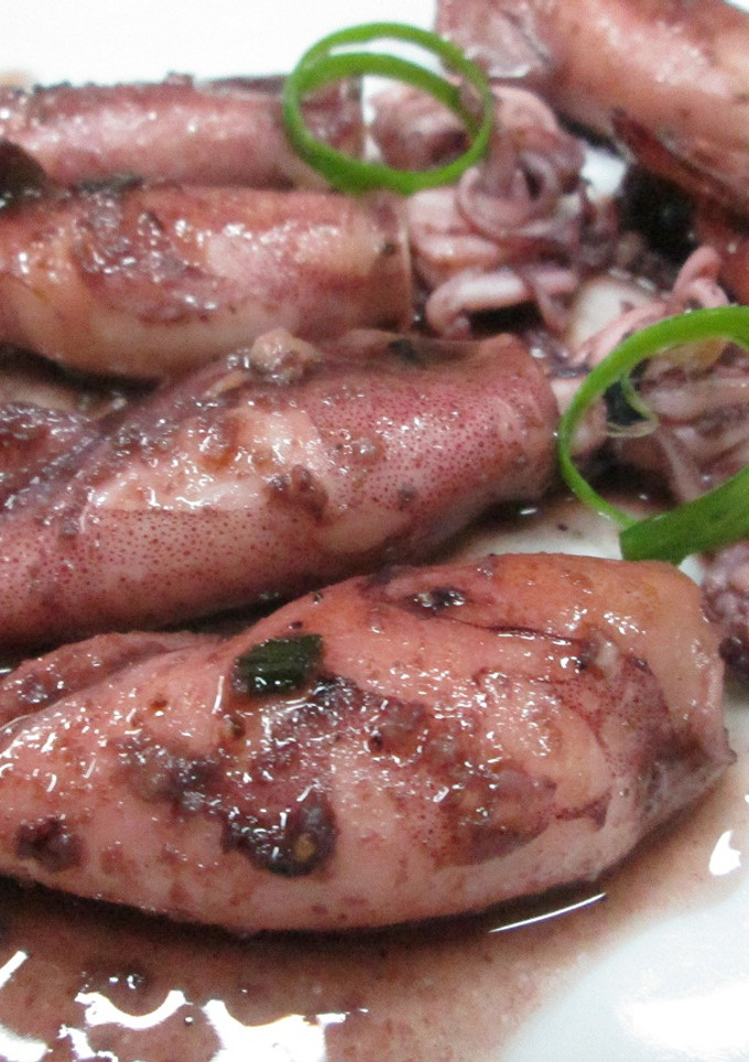 Una foto de Chipirones al vino rosado rellenos de ajo y cebolleta