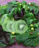 Ensalada verde con brotes de lechugas y kiwis