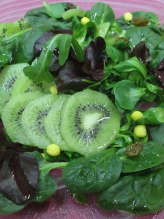 Una foto de Ensalada verde con brotes de lechugas y kiwis