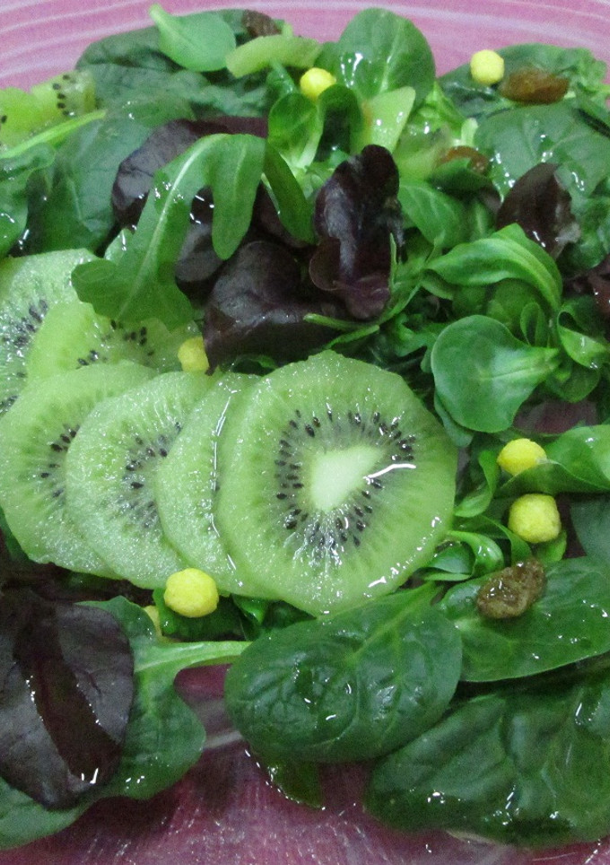 Una foto de Ensalada verde con brotes de lechugas y kiwis