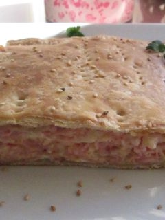 Una foto de Tarta de hojaldre con jamón, queso y beicon