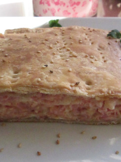 Una foto de Tarta de hojaldre con jamón, queso y beicon
