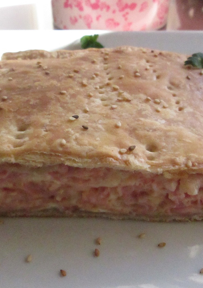 Una foto de Tarta de hojaldre con jamón, queso y beicon