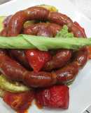 Mini chorizos colorados con variado de verduras al horno