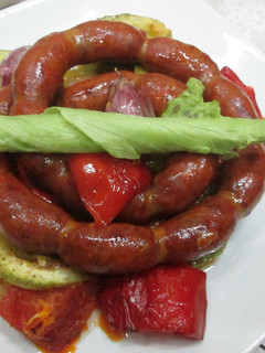 Una foto de Mini chorizos colorados con variado de verduras al horno