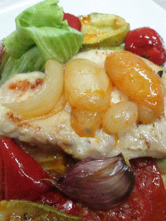 Una foto de Pechuga de pavo con mix de verduras al horno