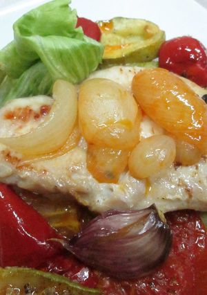 Una foto de Pechuga de pavo con mix de verduras al horno