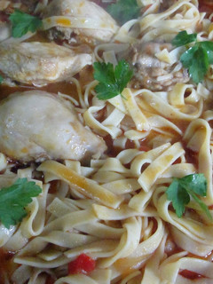 Una foto de Tallarines con presas de pollo sin piel
