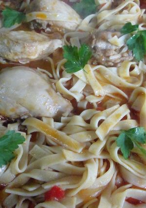 Una foto de Tallarines con presas de pollo sin piel