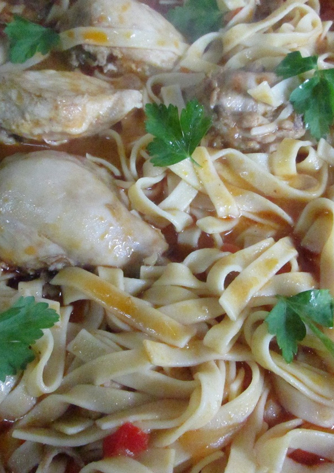 Una foto de Tallarines con presas de pollo sin piel