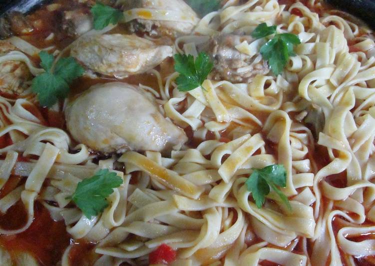 Tallarines con presas de pollo sin piel