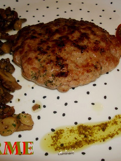Una foto de Hamburguesa mixta casera con tomatitos al pesto