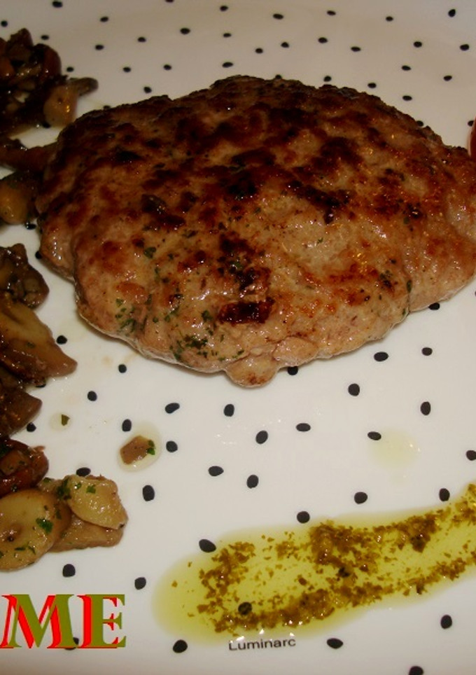 Una foto de Hamburguesa mixta casera con tomatitos al pesto