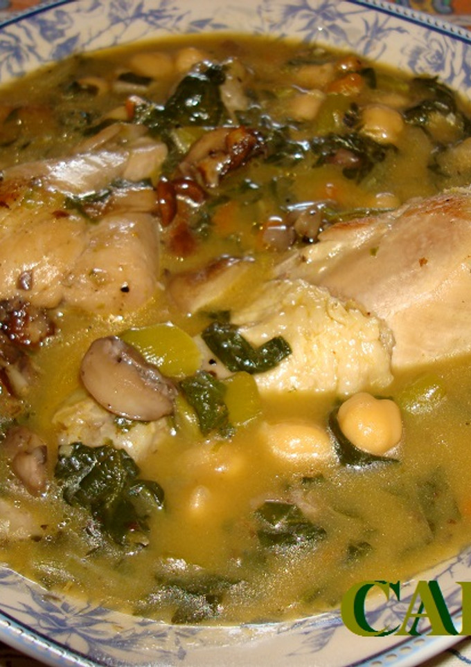 Una foto de Potaje de acelgas con pollo, garbanzos y setas