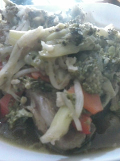 Una foto de Pollo ahogado con verduras