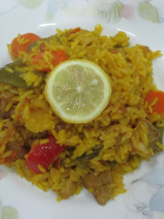Una foto de Arroz al azafrán con cerdo y verduras
