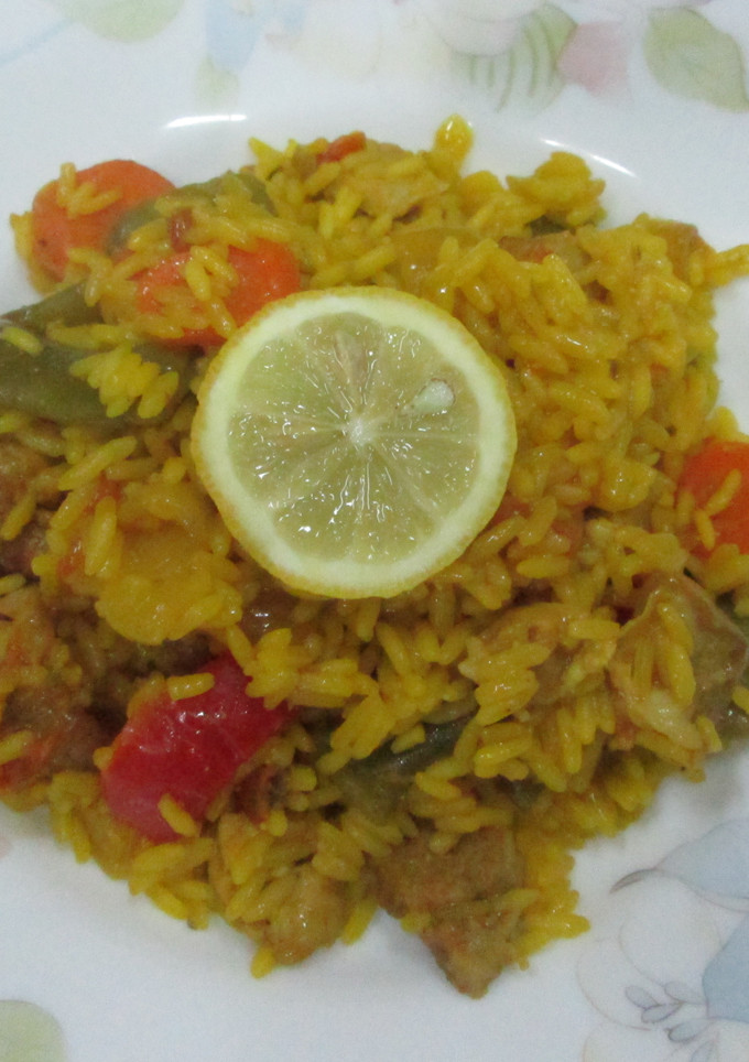 Una foto de Arroz al azafrán con cerdo y verduras
