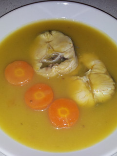 Una foto de Merluza con crema vegetal ligera y rápida