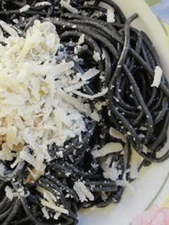 Una foto de Tallarines negros con gambas