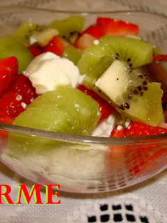 Una foto de Macedonia de fresones, kiwi y queso fresco
